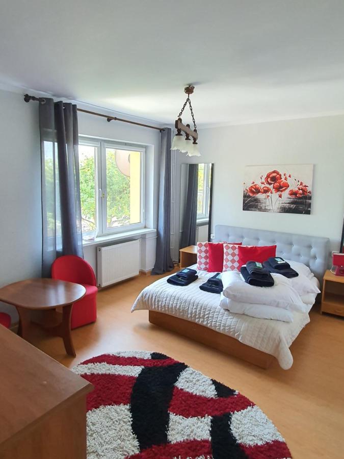 Dom Goscinny Marta - Pokoje, Apartamenty, Domki Крыница-Морска Экстерьер фото