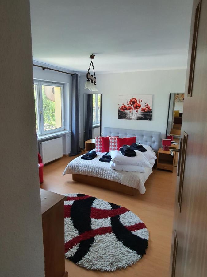 Dom Goscinny Marta - Pokoje, Apartamenty, Domki Крыница-Морска Экстерьер фото