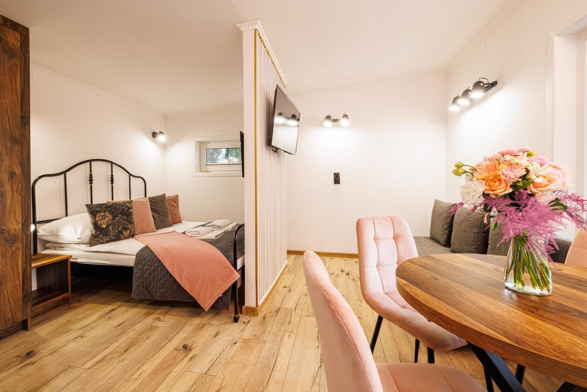 Dom Goscinny Marta - Pokoje, Apartamenty, Domki Крыница-Морска Экстерьер фото