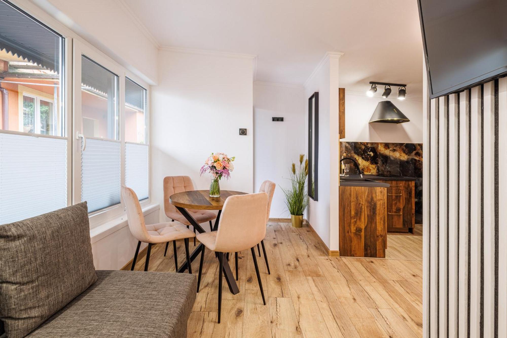 Dom Goscinny Marta - Pokoje, Apartamenty, Domki Крыница-Морска Экстерьер фото
